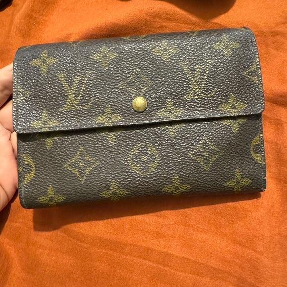 LV monogram medium sized wallet - Picture 1 of 11